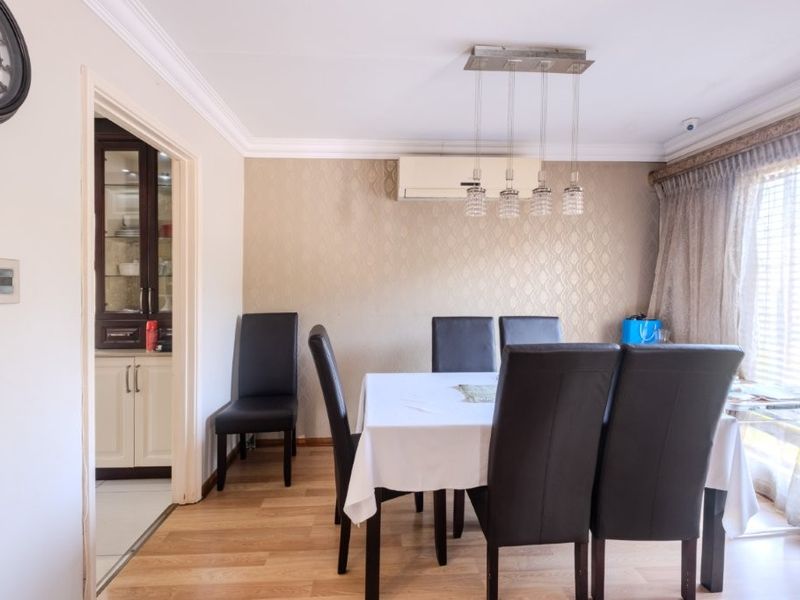 Modern & inviting townhouse in prime location - Photo 7