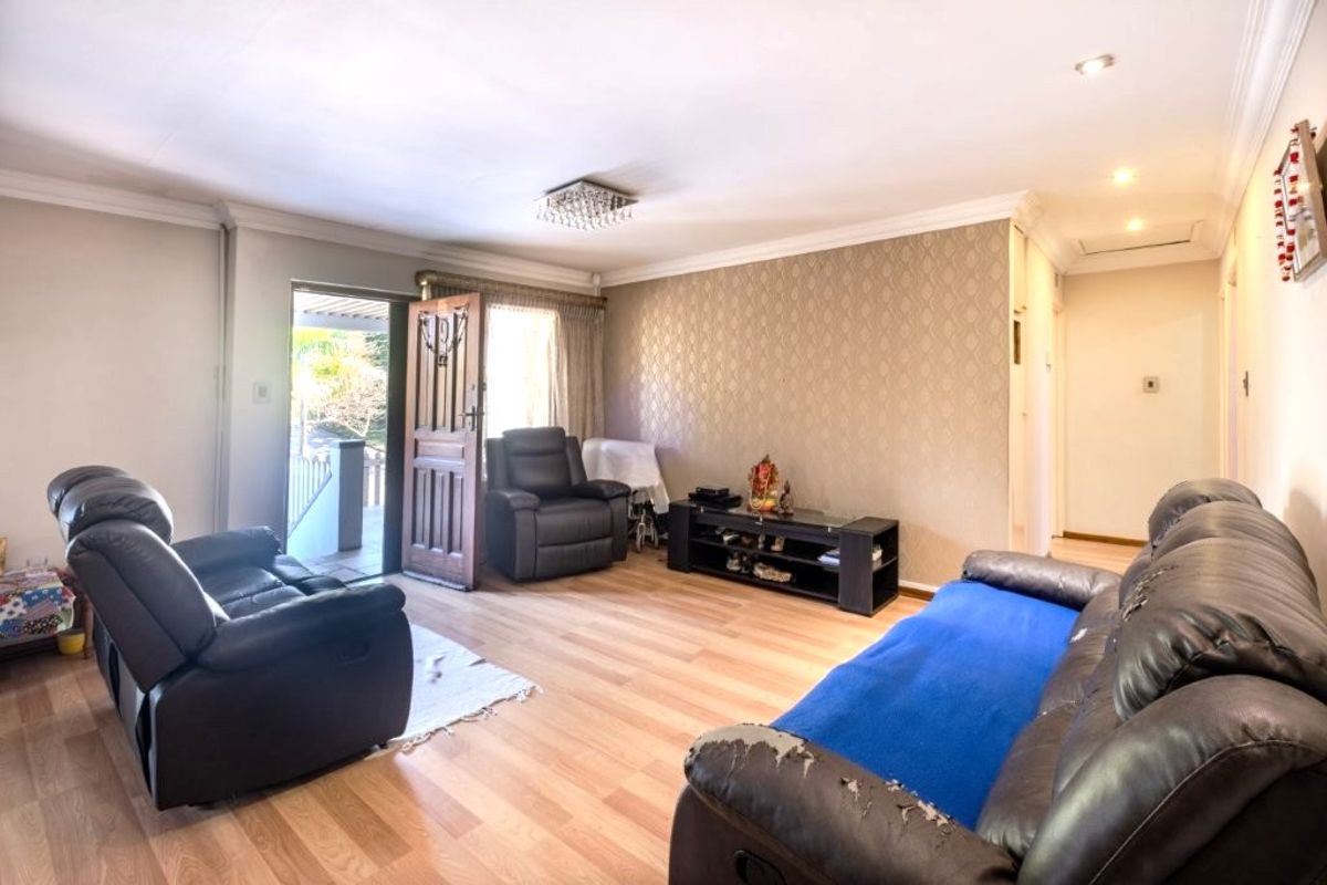 Modern & inviting townhouse in prime location - Photo 5