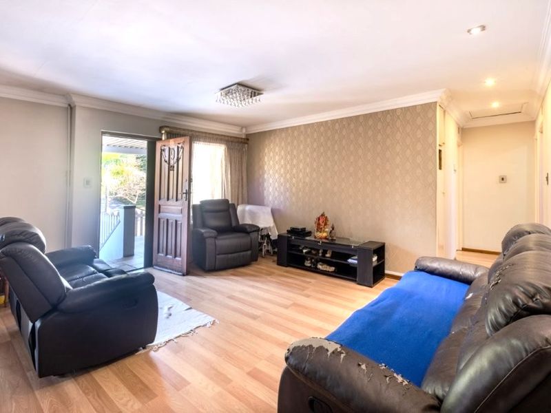 Modern & inviting townhouse in prime location - Photo 5