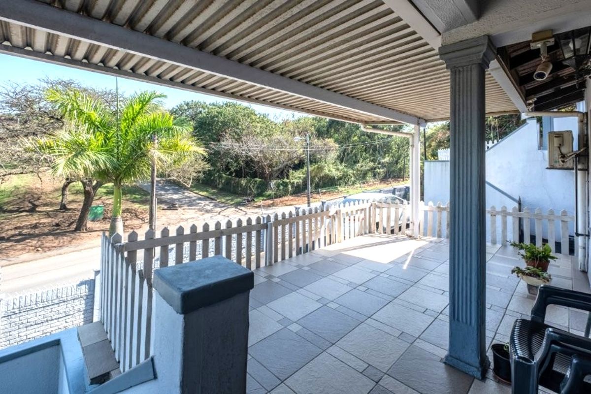 Modern & inviting townhouse in prime location - Photo 4