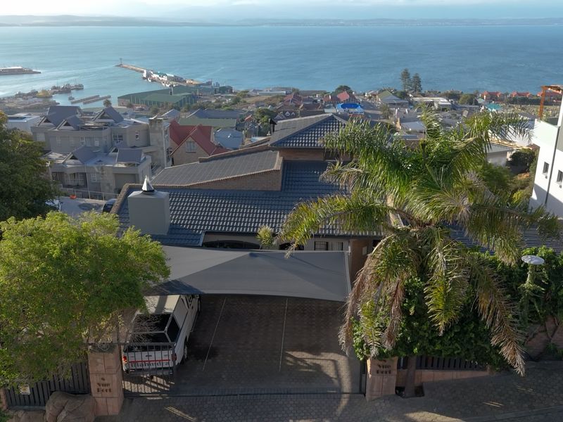 Luxury Multi-Apartment Home with Exceptional Holiday Rental Potential - Photo 2