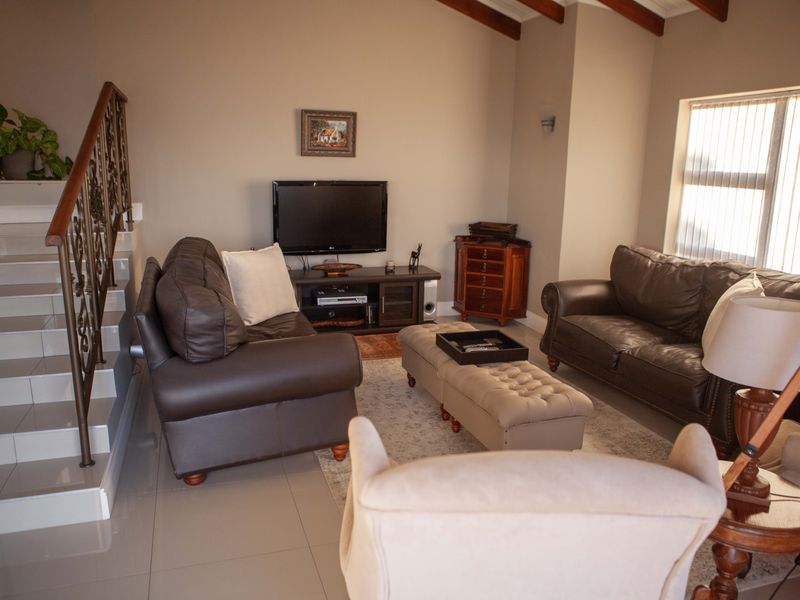 Luxury Multi-Apartment Home with Exceptional Holiday Rental Potential - Photo 8