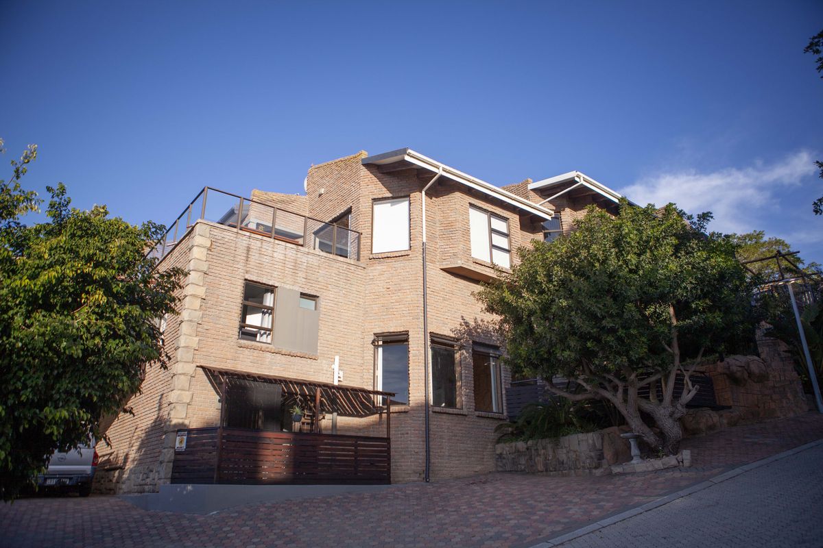 Luxury Multi-Apartment Home with Exceptional Holiday Rental Potential - Photo 3