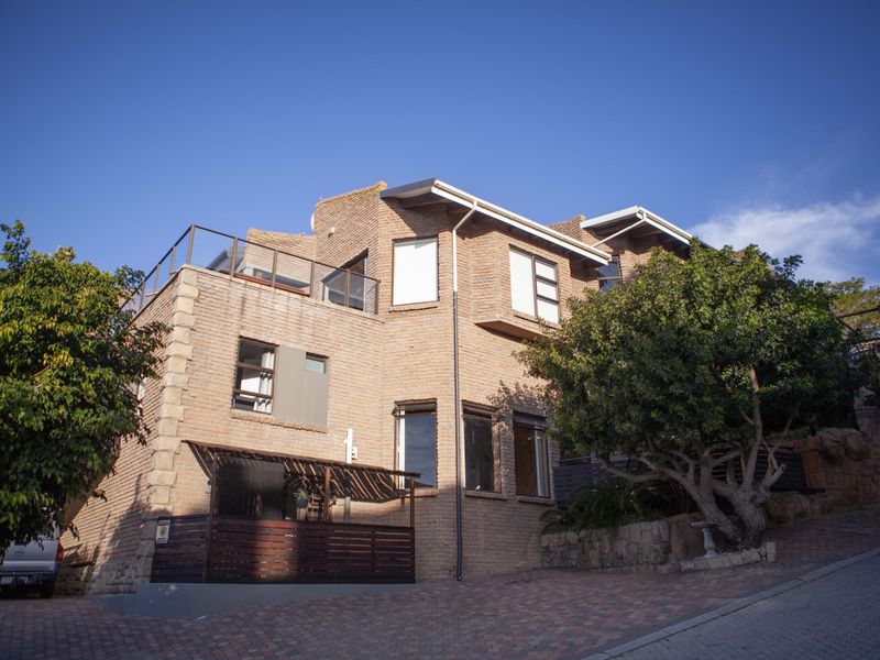 Luxury Multi-Apartment Home with Exceptional Holiday Rental Potential - Photo 3