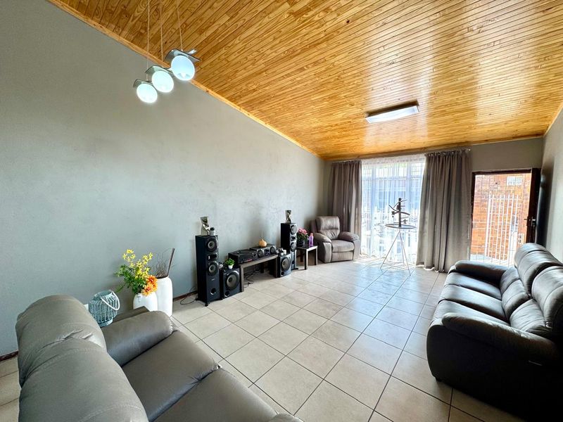 Modern Lock Up and Go Townhouse in Central Secunda, Ideal Location Near Schools - Photo 5