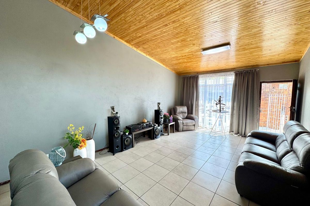 Modern Lock Up and Go Townhouse in Central Secunda, Ideal Location Near Schools - Photo 5