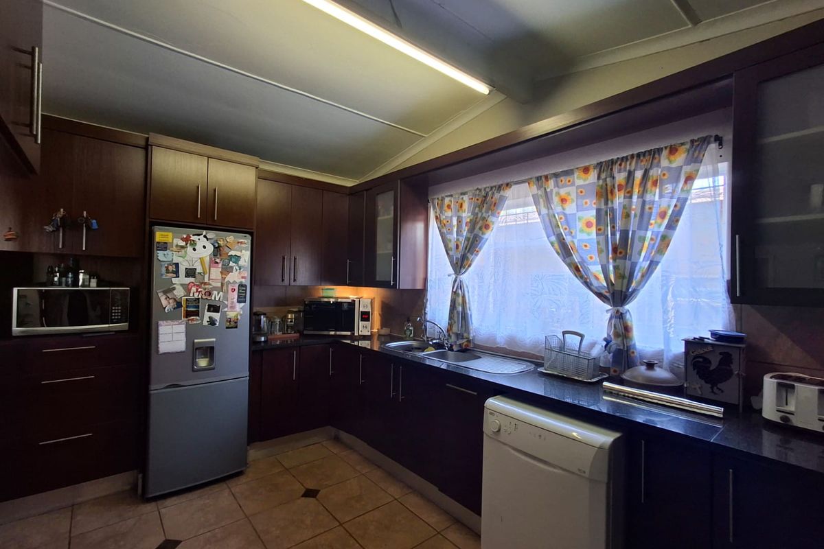 Tileba – Spacious 4-Bedroom Freehold Home with Flatlet - Photo 4