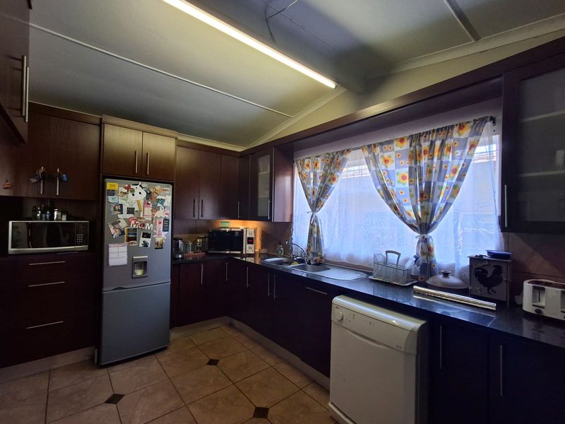 Tileba – Spacious 4-Bedroom Freehold Home with Flatlet - Photo 4