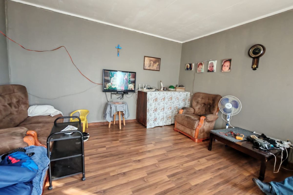 Spacious 3 Bedroom Family Home for Sale in Sasolburg Ext 10 - Photo 5