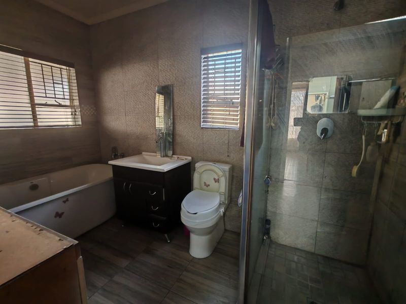 Spacious 3 Bedroom Family Home for Sale in Sasolburg Ext 10 - Photo 10