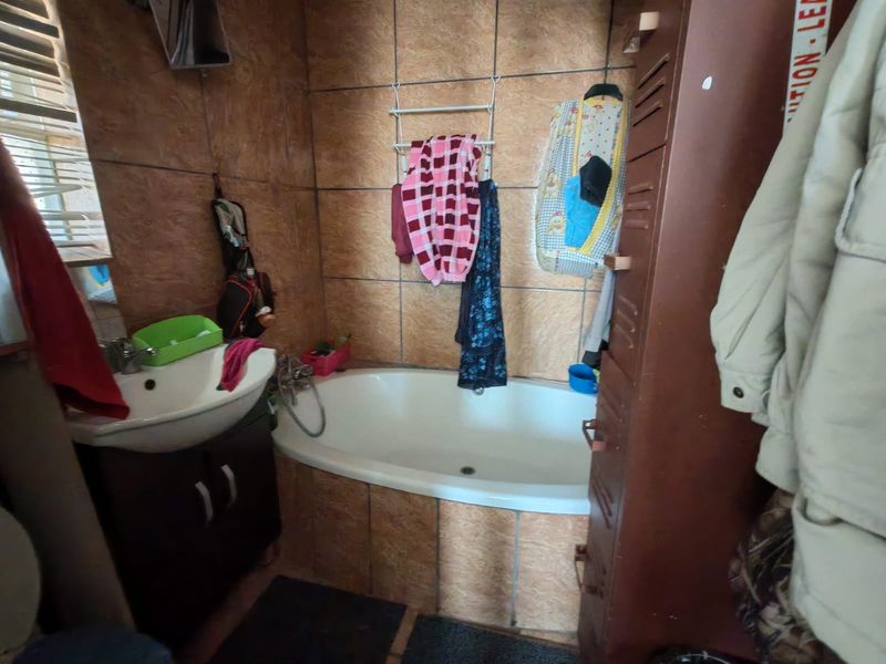 Spacious 3 Bedroom Family Home for Sale in Sasolburg Ext 10 - Photo 9