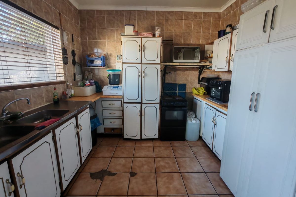 Spacious 3 Bedroom Family Home for Sale in Sasolburg Ext 10 - Photo 2