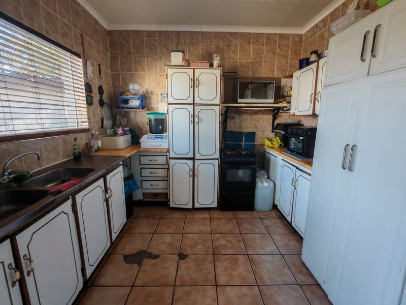 Spacious 3 Bedroom Family Home for Sale in Sasolburg Ext 10 - Photo 2