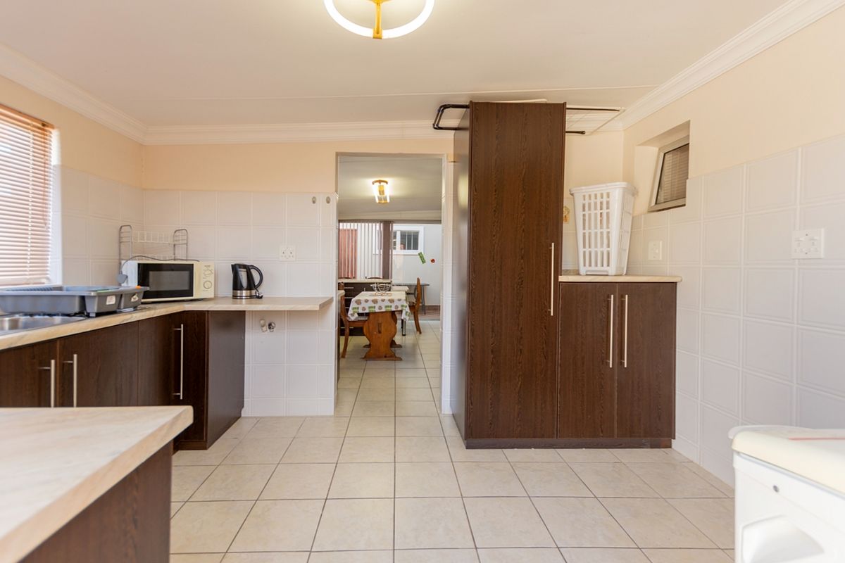 This modern home offers the perfect layout for permanent residence with the convenience of a lock-up - Photo 3