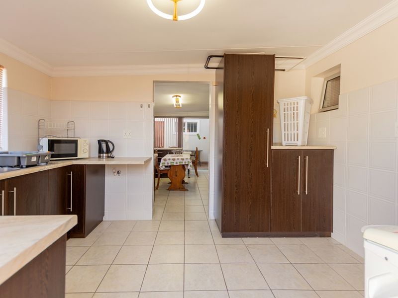 This modern home offers the perfect layout for permanent residence with the convenience of a lock-up - Photo 3