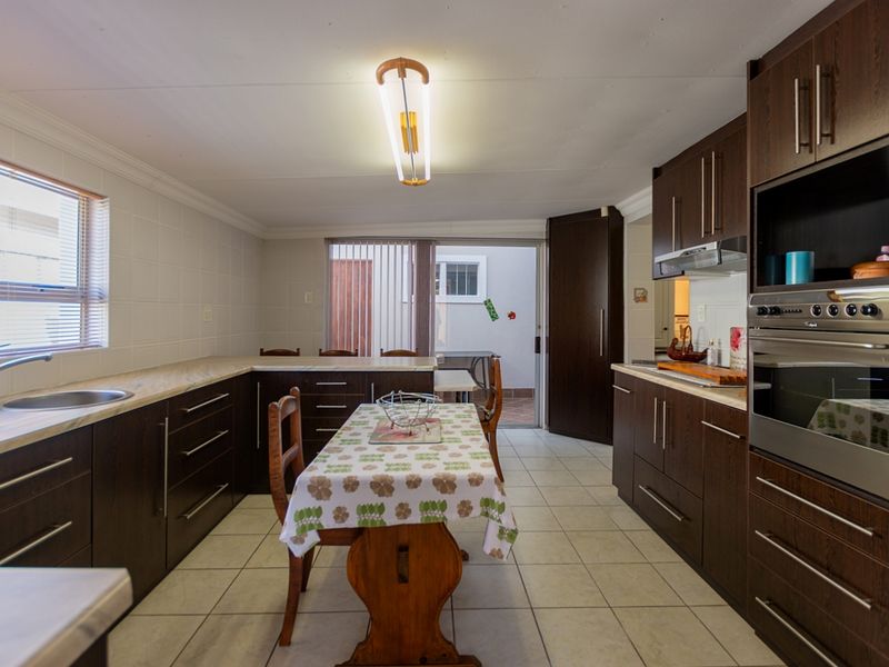 This modern home offers the perfect layout for permanent residence with the convenience of a lock-up - Photo 8