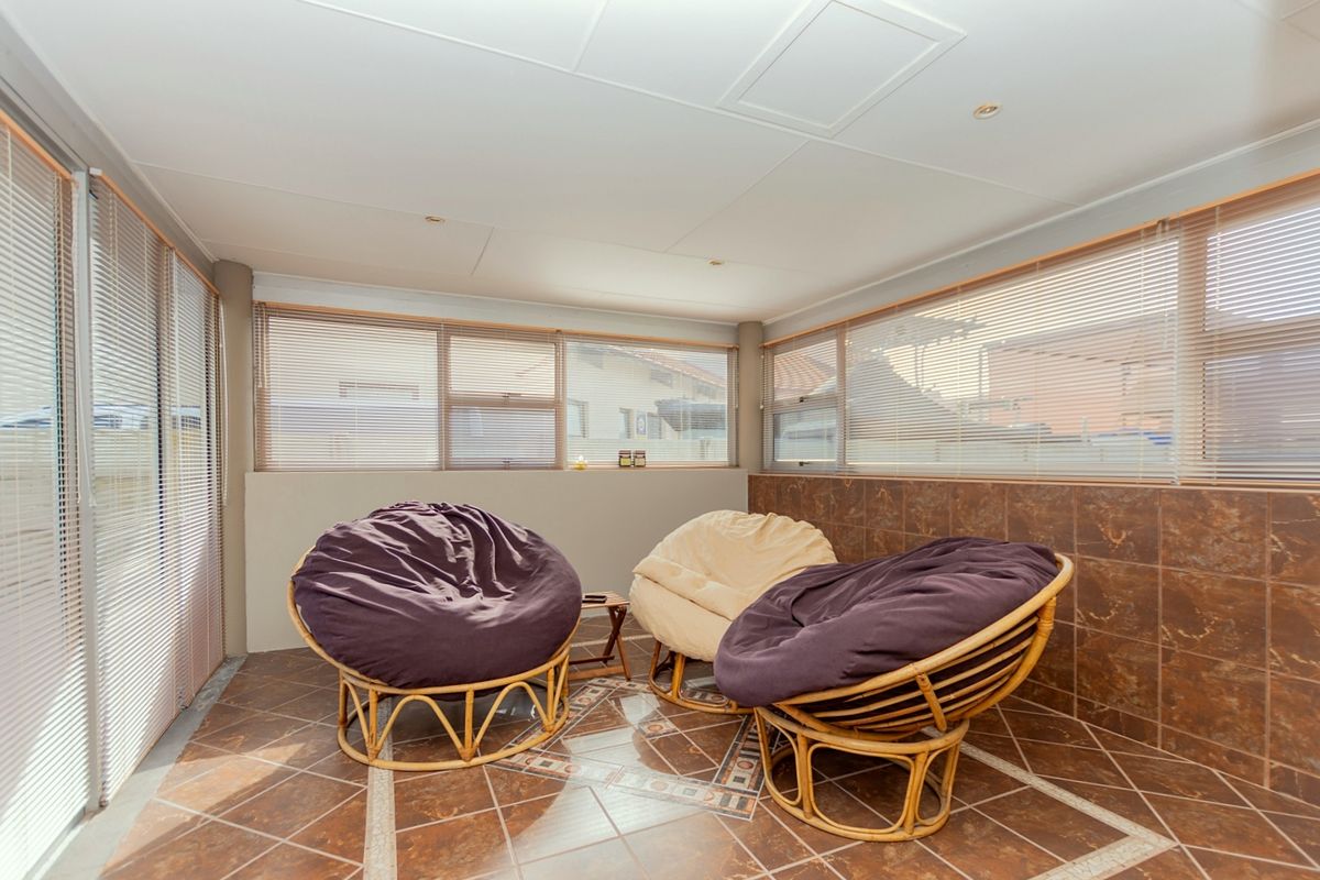 This modern home offers the perfect layout for permanent residence with the convenience of a lock-up - Photo 4