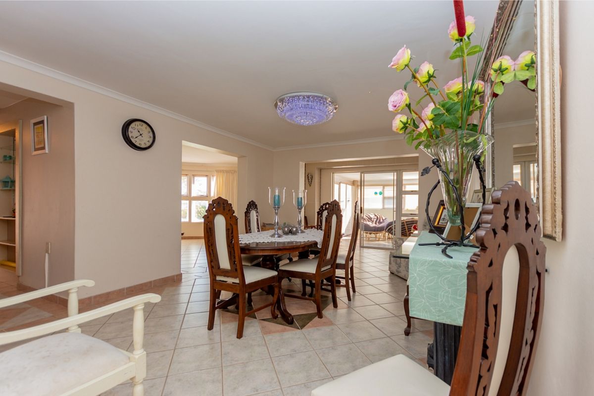 This modern home offers the perfect layout for permanent residence with the convenience of a lock-up - Photo 2