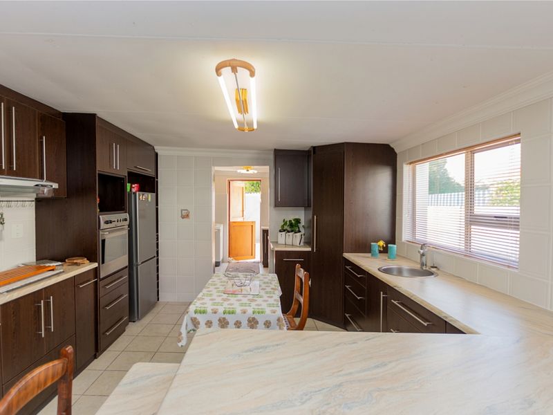 This modern home offers the perfect layout for permanent residence with the convenience of a lock-up - Photo 10