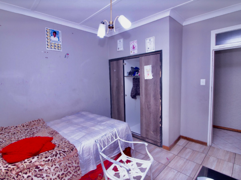 Prime and Secure Johannesburg Home with Bonus Cottage - Photo 6