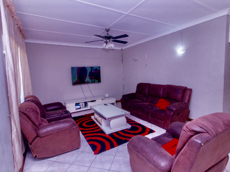 Prime and Secure Johannesburg Home with Bonus Cottage - Photo 4