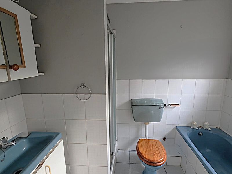 Comfortable Living with Potential - Photo 9
