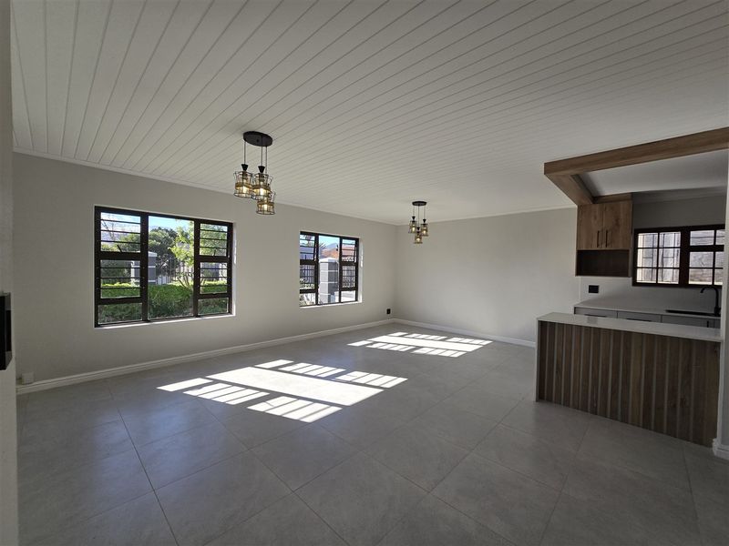 Secure Gordon's Bay House with Mountain Views - Photo 3