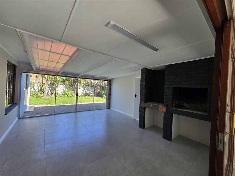Secure Gordon's Bay House with Mountain Views - Photo 8