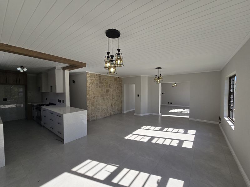 Secure Gordon's Bay House with Mountain Views - Photo 5