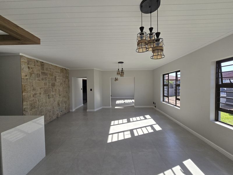 Secure Gordon's Bay House with Mountain Views - Photo 4