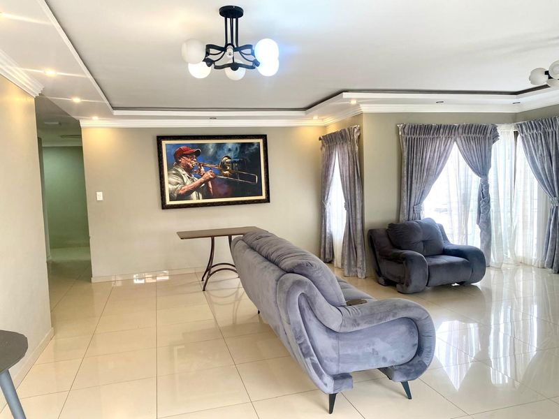 Charming Family Home in Prestigious Upper Estate - Photo 3