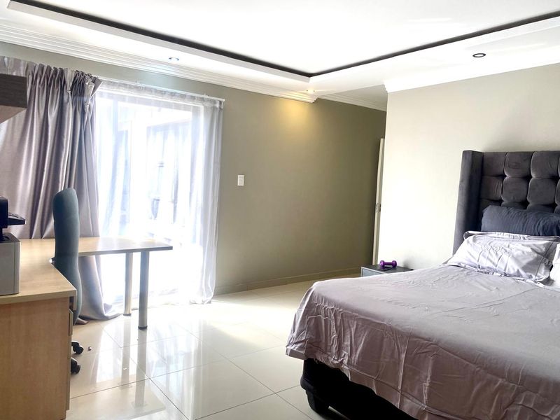 Charming Family Home in Prestigious Upper Estate - Photo 10