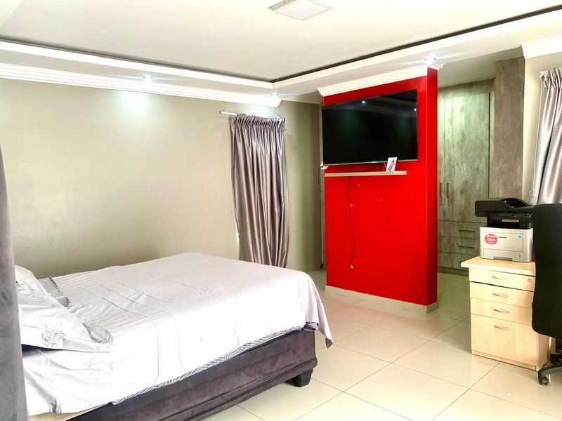 Charming Family Home in Prestigious Upper Estate - Photo 5