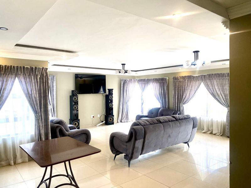 Charming Family Home in Prestigious Upper Estate - Photo 2