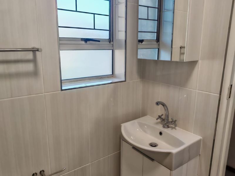 Newly painted and brand new bathroom with new finishes as well as new vinyl flooring in bedroom - Photo 10