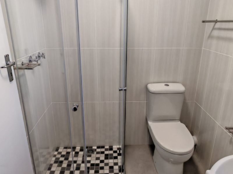 Newly painted and brand new bathroom with new finishes as well as new vinyl flooring in bedroom - Photo 9