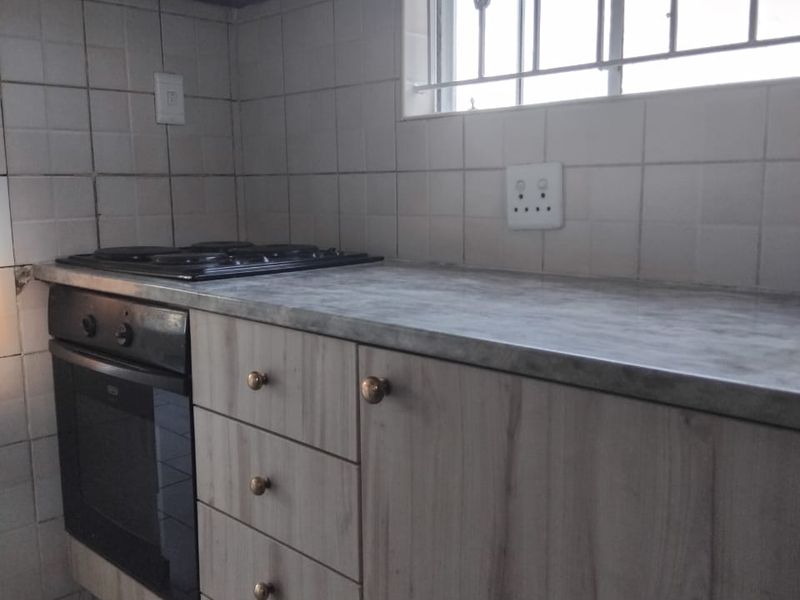 Stunning 2 bedroom house - Photo 3