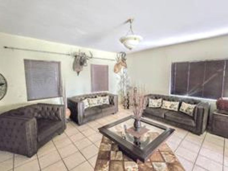 Expansive Family Home Close to Primary School - Photo 6