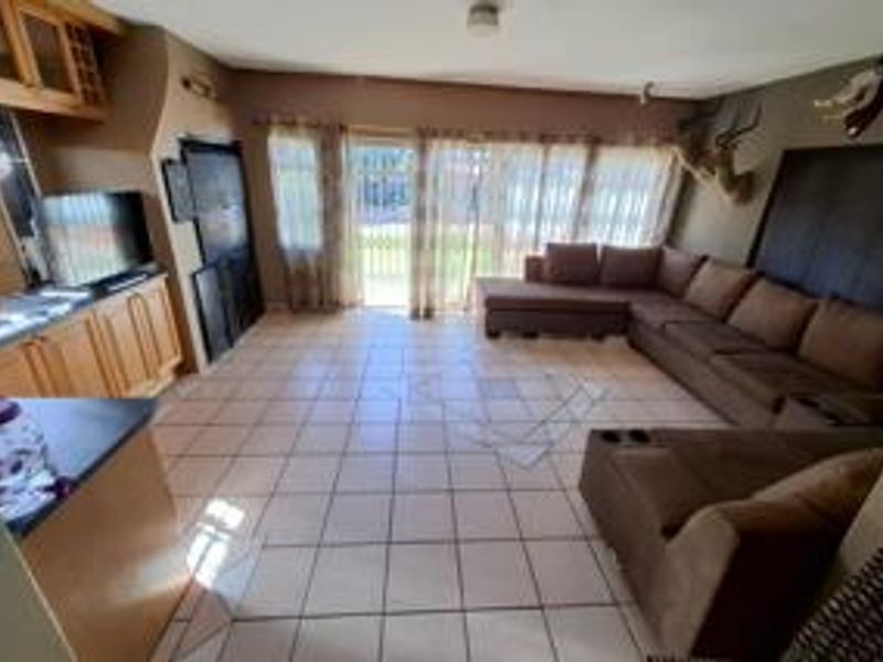 Expansive Family Home Close to Primary School - Photo 8