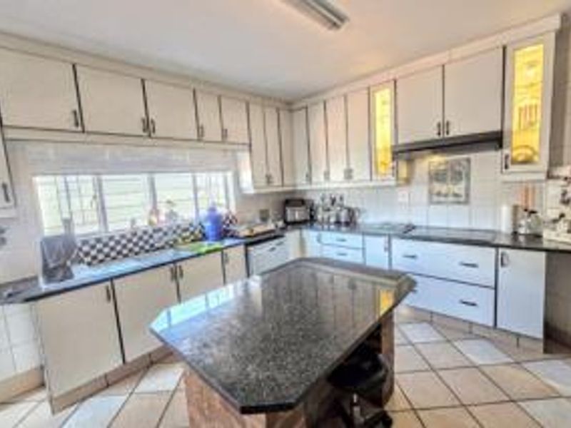 Expansive Family Home Close to Primary School - Photo 9