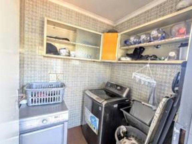 Expansive Family Home Close to Primary School - Photo 10