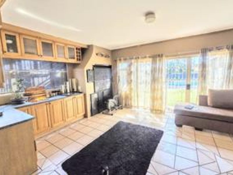 Expansive Family Home Close to Primary School - Photo 7