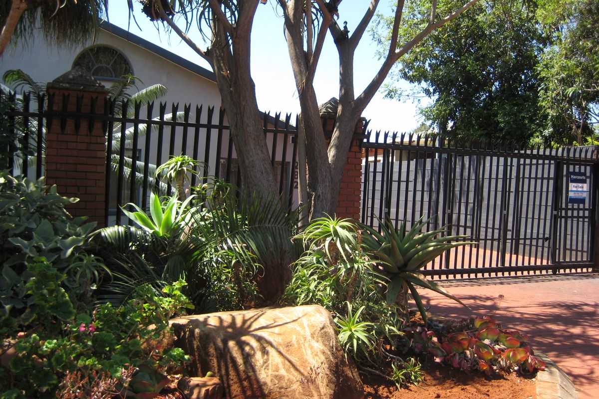 Expansive Family Home Close to Primary School - Photo 2
