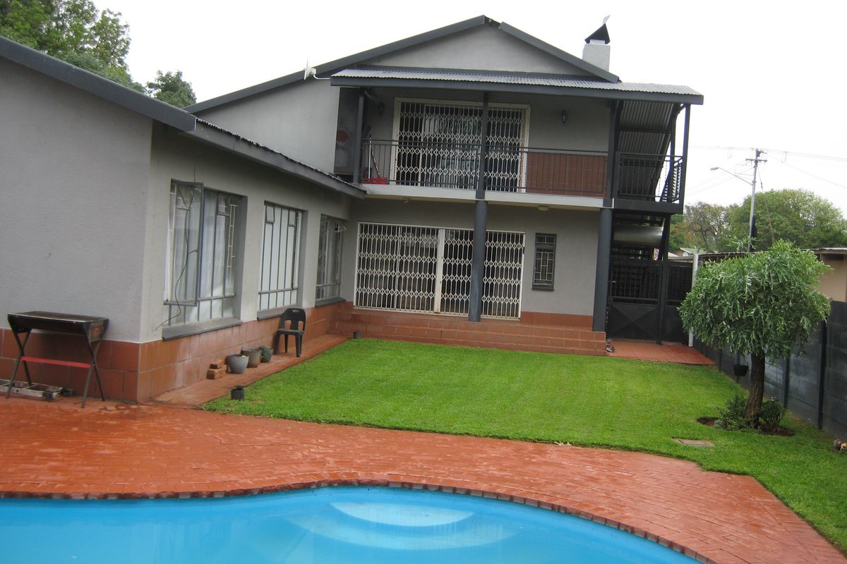 Expansive Family Home Close to Primary School - Photo 3