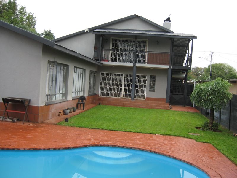 Expansive Family Home Close to Primary School - Photo 3