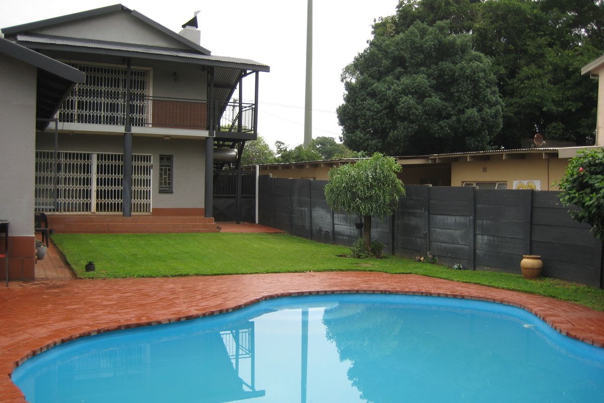 Expansive Family Home Close to Primary School - Photo 4