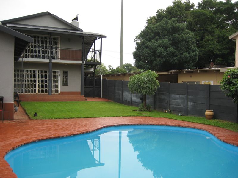 Expansive Family Home Close to Primary School - Photo 4
