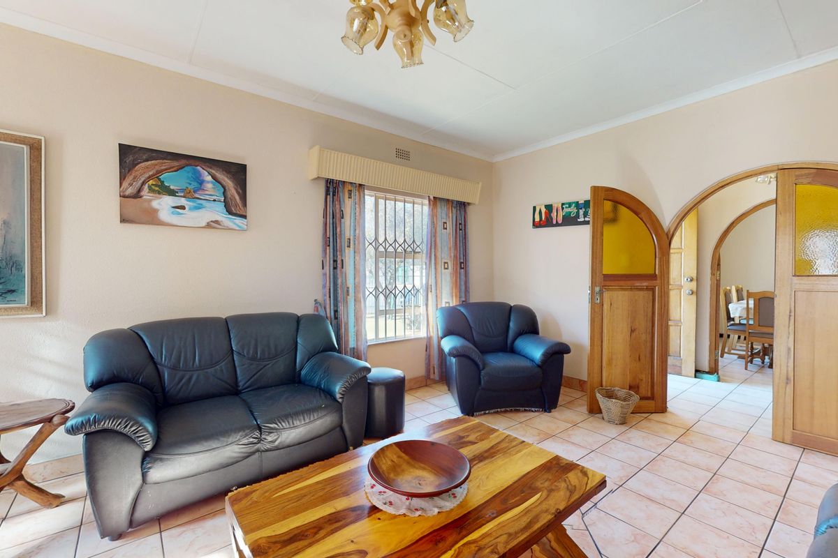 Spacious Family Home with Pool, Entertainment Area & Generator - Photo 4