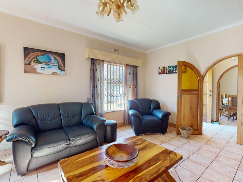 Spacious Family Home with Pool, Entertainment Area & Generator - Photo 4