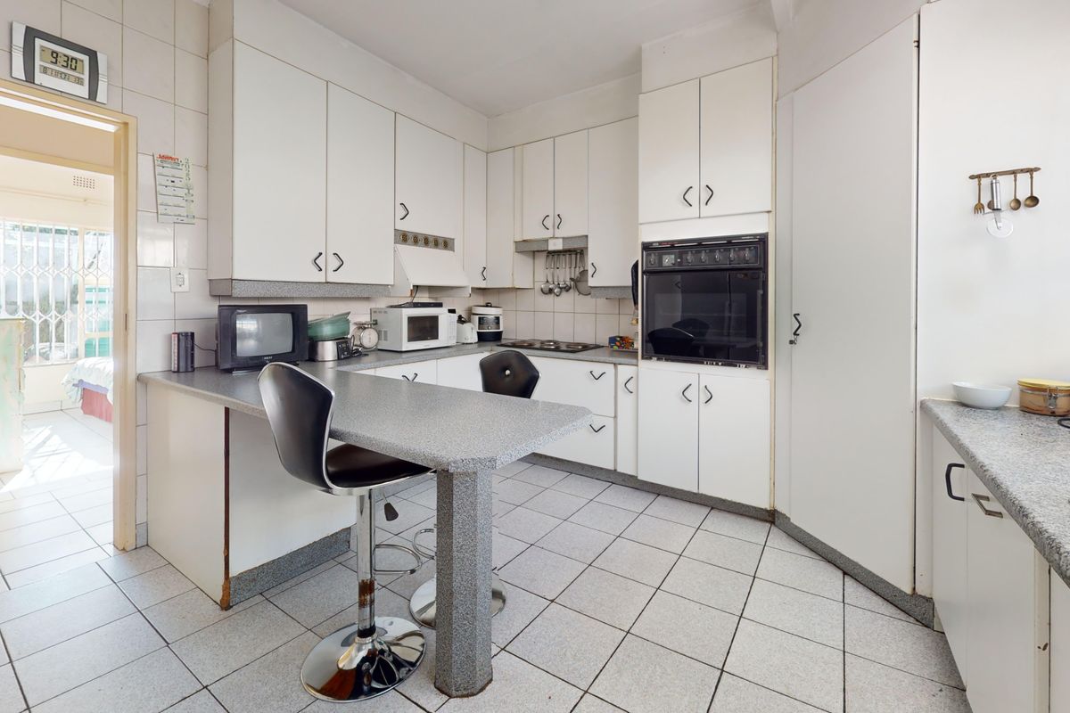 Spacious Family Home with Pool, Entertainment Area & Generator - Photo 3